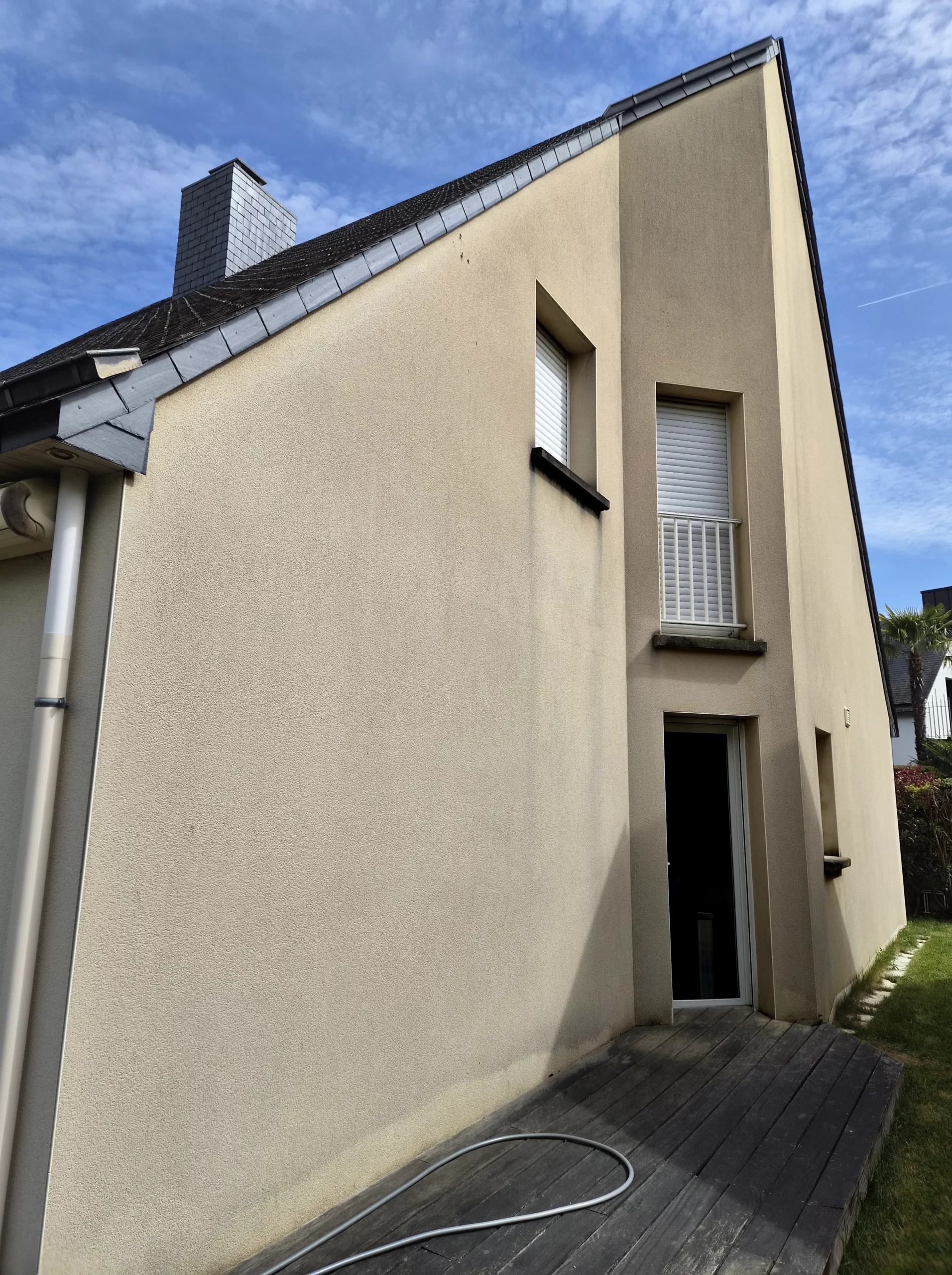 Façade avant nettoyage avec traces noires et salissures