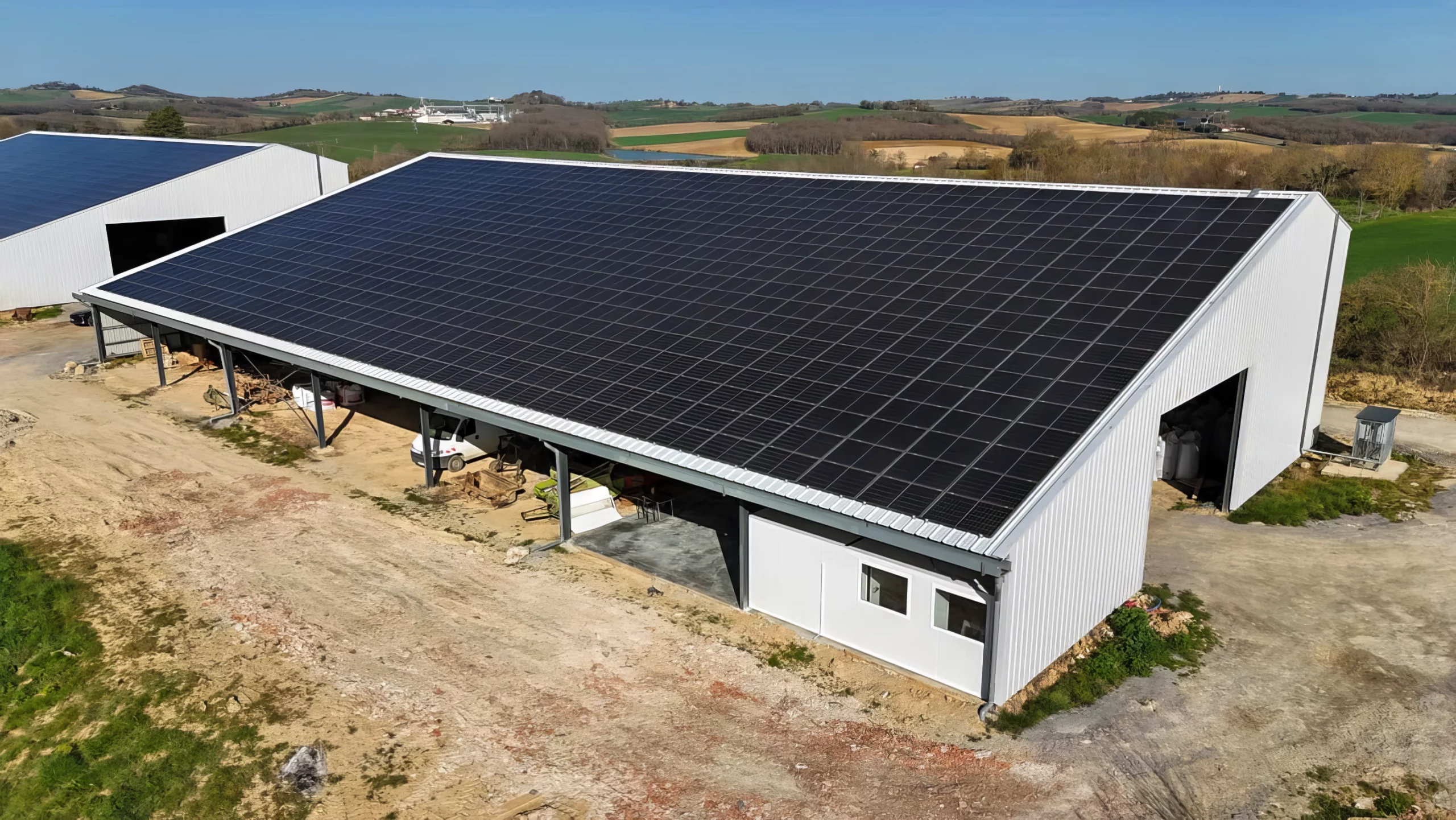 Nettoyage de panneaux photovoltaïques sur bâtiment professionnel
