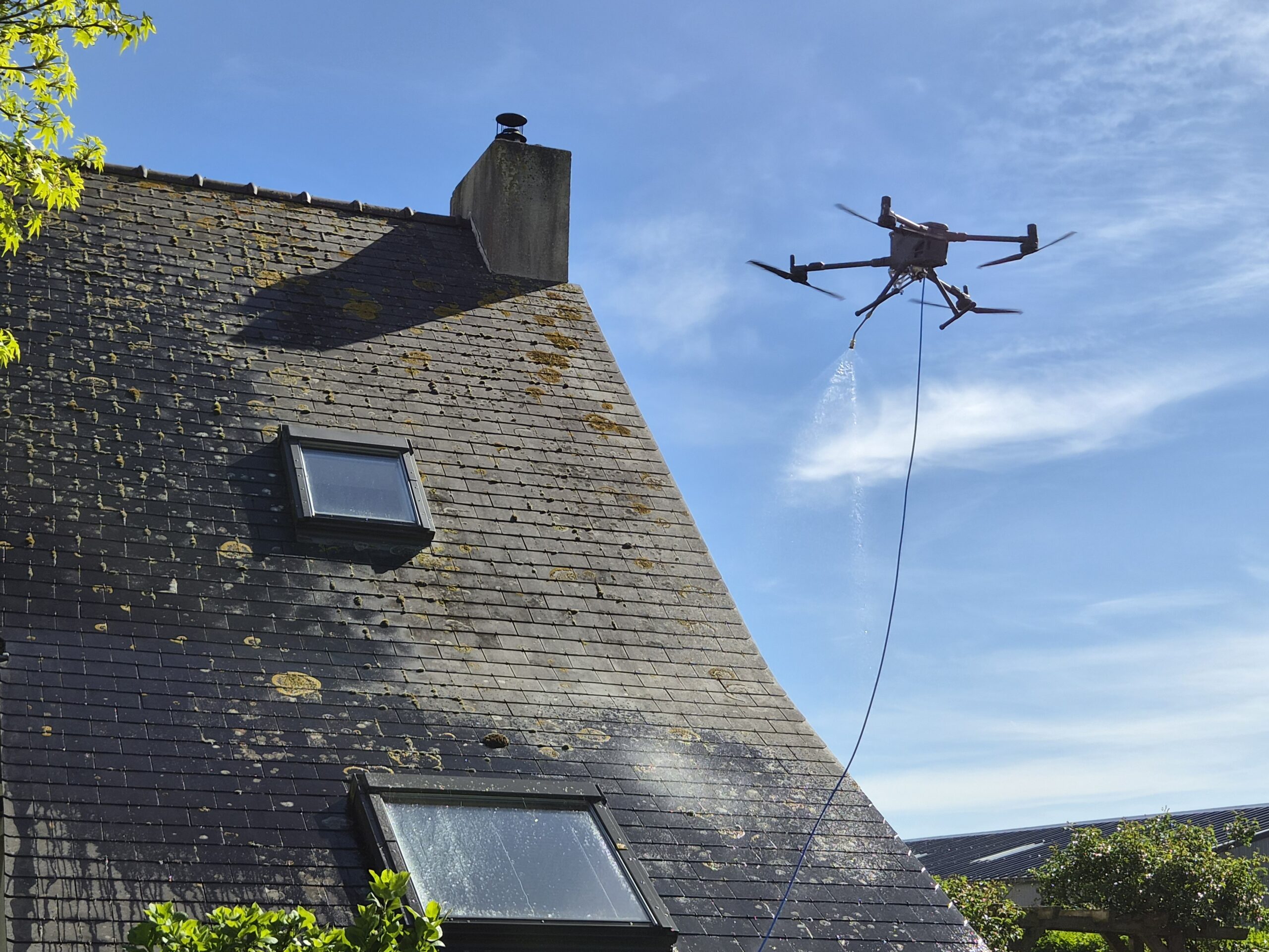Nettoyage de toiture et façade par drone autour de Rennes