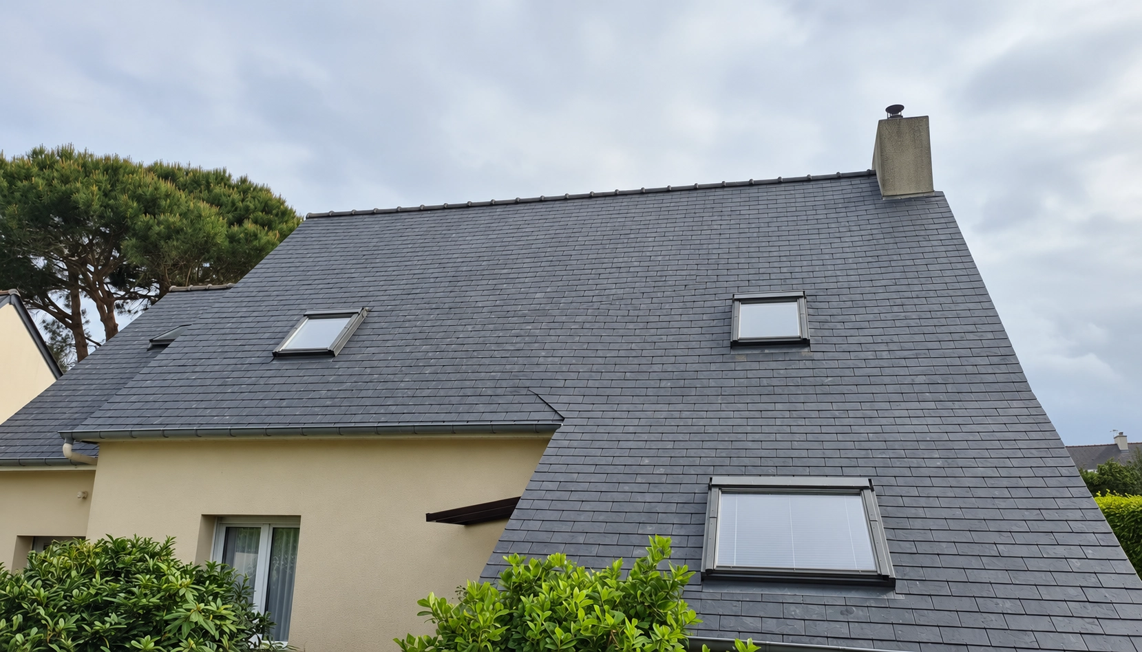 Toiture après nettoyage par drone autour de Rennes