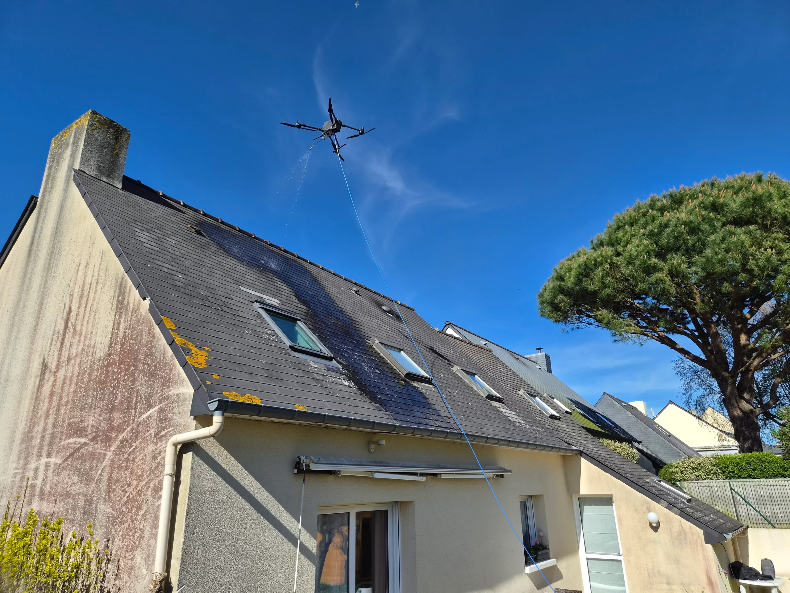 Deuxième toiture avant nettoyage par drone autour de Rennes